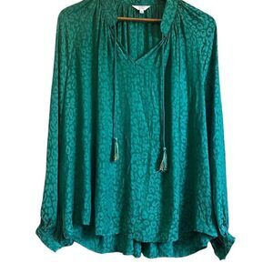 Crown & Ivy Emerald Green Leopard‎ Print Long Sleeve Tassel Blouse